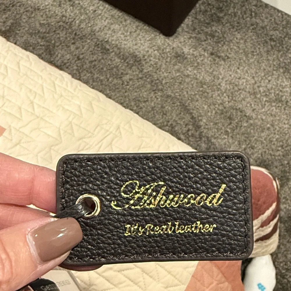 Luxury Leather shoulder bag by Ashwood - Picture 5 of 11